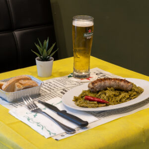 Salsiccia alla griglia con insalata- Grilled sausage with green salad